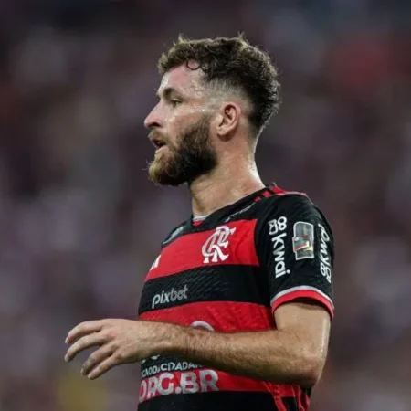 Flamengo Pode Contar com Léo Pereira na Defesa para o Confronto contra o Grêmio