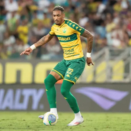 Petit enfrenta desafios defensivos para partida contra o Palmeiras