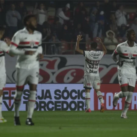 São Paulo Supera o Vitória e se Aproxima do G4 do Campeonato Brasileiro