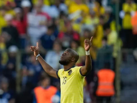 Equador vence Peru com gol decisivo de Enner Valencia