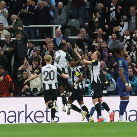 Newcastle vence Chelsea e avança na Copa da Liga Inglesa