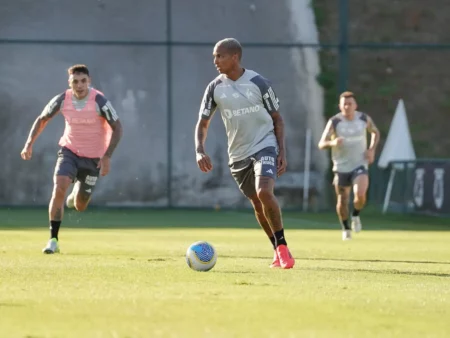 Atlético-MG define relacionados para o confronto contra o Flamengo com importantes ausências