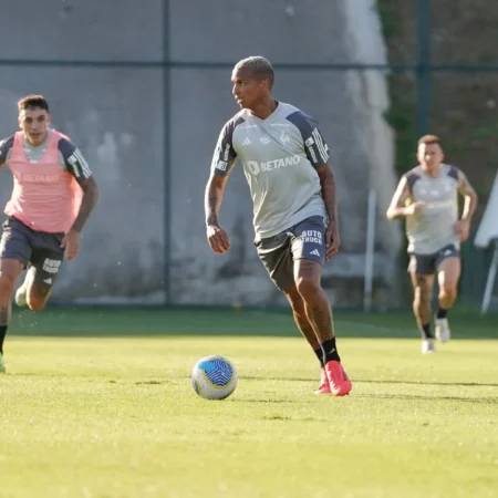 Atlético-MG define relacionados para o confronto contra o Flamengo com importantes ausências