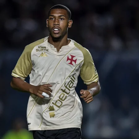 Lyon apresenta proposta milionária por Rayan e inclui aluguel do Nilton Santos